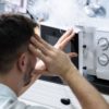 Mitarbeiter prüft Elektrosicherheit an einem Gerät