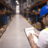 Fachkraft für Arbeitssicherheit bei der Begehung im Betrieb.